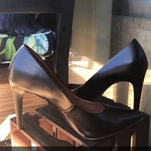 Black pumps